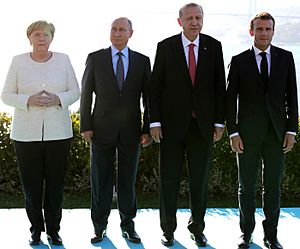 Archivo:Angela Merkel, Vladimir Putin, Recep Tayyip Erdoğan and Emmanuel Macron in Istanbul (2018)