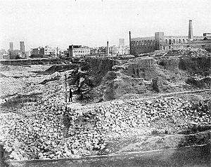 Archivo:Barcelone, démolition des remparts, 1855