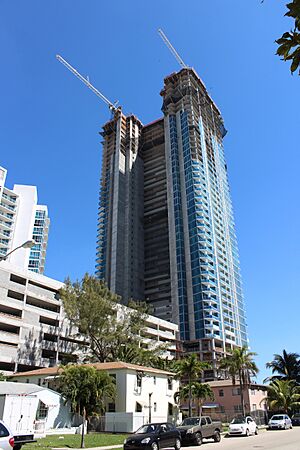 Archivo:Biscayne Beach under construction March 2016