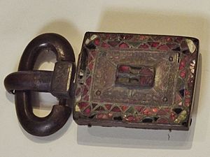 Archivo:Broche de cinturón de la necrópolis de Herrera de Pisuerga (Museo Arqueológico Nacional, Madrid)