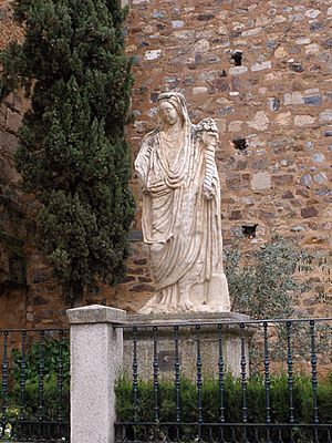Archivo:Cáceres - Estatua de Ceres en el Foro de los Balbos