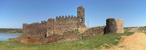 Archivo:Castillo de Castrotorafe, panorámica sur