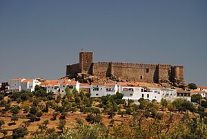 Archivo:Castillo de Segura de León (15006577475)