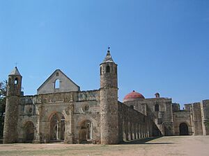 Archivo:Convento Santiago Apostol 02