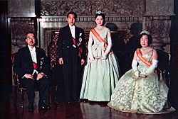 Archivo:Crown Prince & Princess & Emperor Showa & Empress Kojun wedding 1959-4