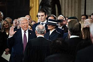 Archivo:Donald Trump takes the oath of office (2025) (alternate)
