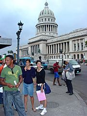 Archivo:Downtown Scene with Capitolio - Centro Habana - Havana - Cuba
