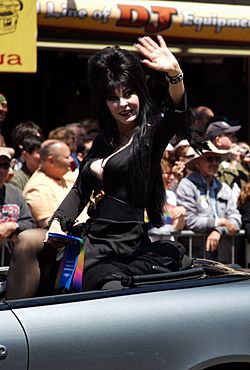 Archivo:Elvira waving