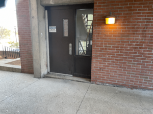 Archivo:Emergency Exit near Connecting Staircase