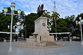 Archivo:Estatua Simón Bolívar Plaza Bolívar El Tigre Anzoátegui