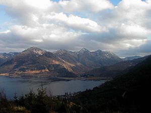 Archivo:Five Sisters of Kintail