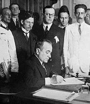 Archivo:Getúlio nomeando os Ministros 03-11-1930
