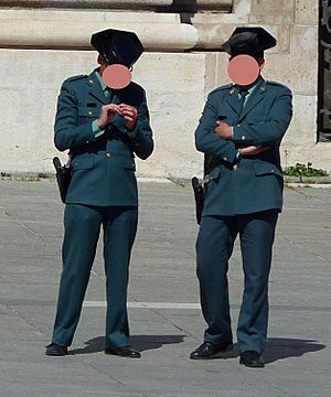 Archivo:Guardias Civiles con tricornio