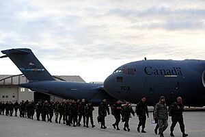 Archivo:Istres French Soldiers USAF Globemaster III Mali 130121-F-GO452-162