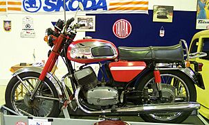 Archivo:Jawa 350 red l TCE