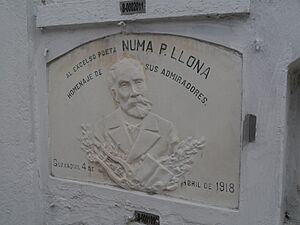 Archivo:Lápida de Numa Pompilio Llona (22880959733)