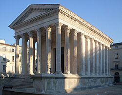 Archivo:MaisonCarrée