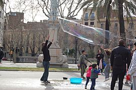 Making giant soap bublles in Barcelona March 2015 (10)