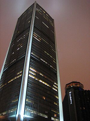 Archivo:Montréal - Tour de La Bourse - 20050310