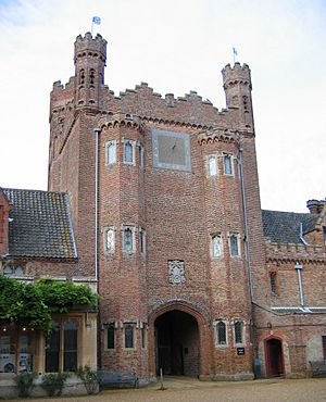 Archivo:Oxburgh-gatehouse-inside