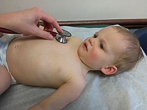 Archivo:Physical exam of child with stethoscope on chest