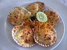 Archivo:Scallops with cheese from La Rosa Nautica restaurant