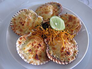 Archivo:Scallops with cheese from La Rosa Nautica restaurant