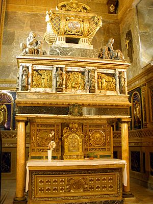 Archivo:Segovia - Convento de los Carmelitas Descalzos, Capilla de San Juan de la Cruz, Sepulcro del santo 1