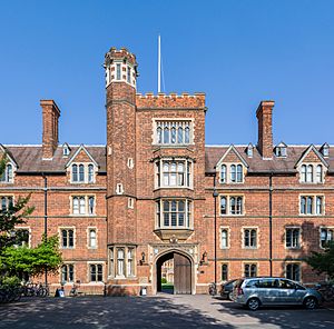 Archivo:Selwyn College Gatehouse Tower, Cambridge, UK - Diliff