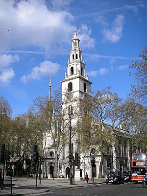 Archivo:St Clement Danes London April 2006 081