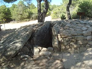 Archivo:Túmulo funerario ibérico del Matarraña