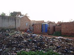 Archivo:Trash in kampala