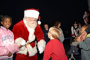 Archivo:US Navy 061127-N-7987M-039 Santa greets his guest during Operation Christmas at the Army National Guard Armory