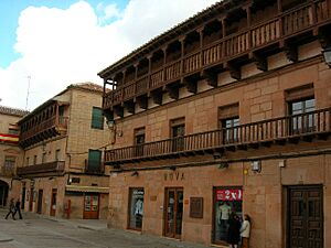Archivo:Villanueva de los Infantes.- Balconada Plaza Mayor