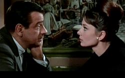 Archivo:Walter Matthau and Audrey Hepburn in Charade