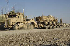 Archivo:A Fox NBC-detection vehicle is transported by a HETS trailer
