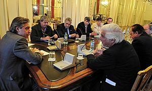 Archivo:Alberto Fernández con representantes del campo