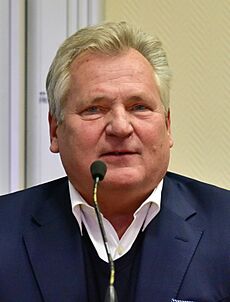 Aleksander Kwaśniewski 2019c (cropped) (3x4).jpg