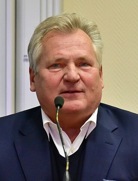Aleksander Kwaśniewski 2019c (cropped) (3x4)