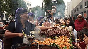 Archivo:Anticuchos en Lima mes del señor de los milagros