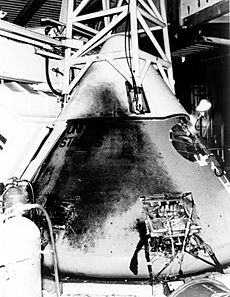 Archivo:Apollo 1's Command Module - GPN-2003-00057