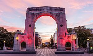 Archivo:Bridge of Remembrance during the sunset, Christchurch, New Zealand
