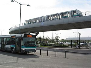 Archivo:Bus et métro station Poterie (5618280569)