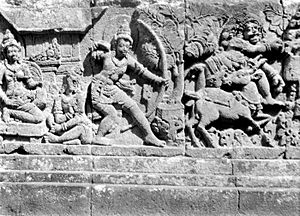Archivo:COLLECTIE TROPENMUSEUM Reliëf op de aan Shiva gewijde tempel op de Candi Lara Jonggrang oftewel het Prambanan tempelcomplex TMnr 10016190