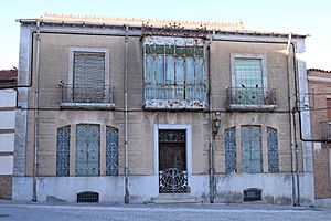Archivo:Casa Modernista Madrigal de las Altas Torres