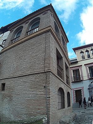 Archivo:Casa de las Chirimías desde el Darro