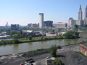 Archivo:Cuyahoga river and downtown cleveland