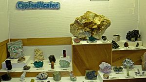Archivo:Cyclosilicate exhibit, Museum of Geology, South Dakota