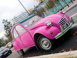 Archivo:Deux-chevaux-rose-pink-2CV-citroen