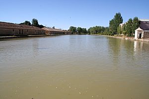 Archivo:Embarcadero Canal de Castilla - Medina de Rioseco